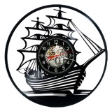 Ceas de perete decorativ realizat din disc de vinil, Model Corabie cu Panze Galion Maritim, Negru, 30 cm