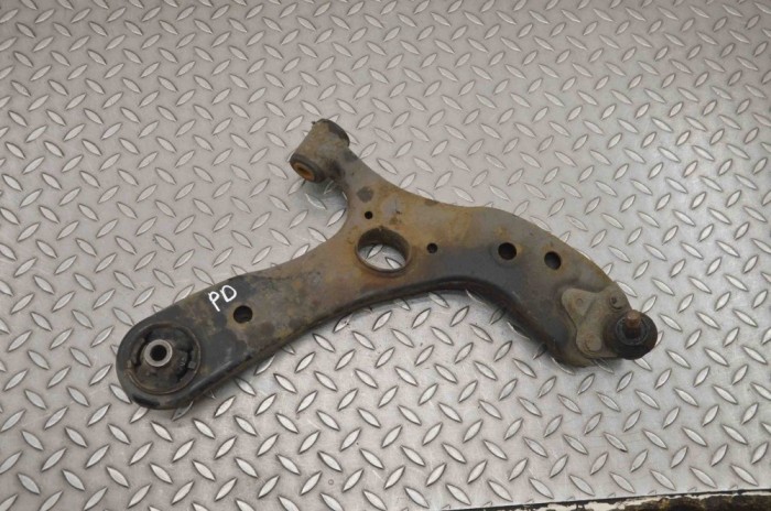 Braț inferior dreapta față TOYOTA PRIUS _W3_ 2012