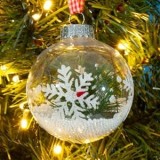 Glob Crăciun Transparent cu Fulg Zăpadă, Diametru 8cm, din Plastic, CMCLASS