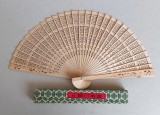 Evantai chinezesc din lemn de santal, realizat handmade, in ambalajul original