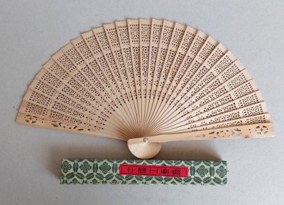 Evantai chinezesc din lemn de santal, realizat handmade, in ambalajul original foto