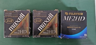 Dischete de tip MF2HD (Double Sided, High Density) 3.5 inchi (Micro Floppy Disk), foto