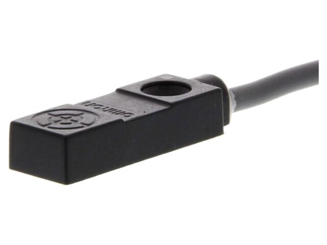 Senzor inductiv OMRON 0-3mm PNP NC 10-30V cablu 2m IP67