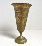 Vas ornamental cu picior indo-persan gravat manual cca 1900-1950