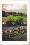 bnk cp Familie urmarind trecand ...R Kennedy - foto Paul Fusco - cp necirculata