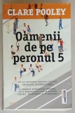 OAMENII DE PE PERONUL 5 de CLARE POOLEY , 2023 * MICI DEFECTE