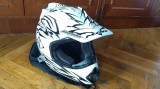 Casca MOTO ATV CROSS M2R REV-X2 OX350 , marime S 47-48 CM, 1110+-50 Gr alb cu grafica negru +husa