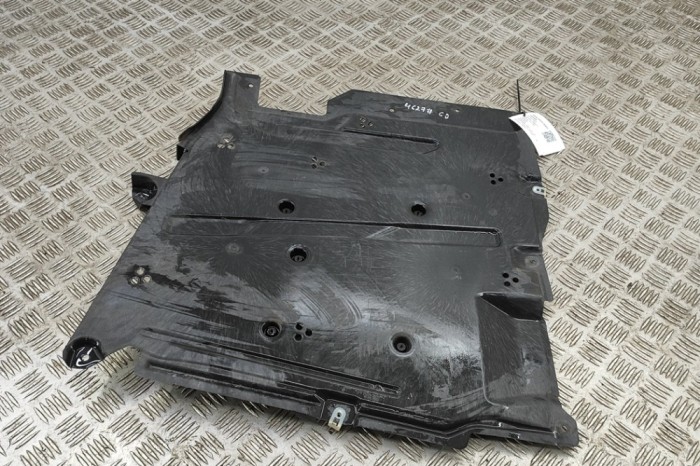 Scut motor dreapta spate BMW 3 G20, G28 2019 OEM: 7435570 27793937