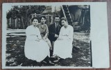 QW18 2 - Fotografie foarte veche - Grup de tineri in curte la tara - 1918, Alb-Negru, Romania 1900 - 1950, Portrete