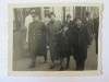 Foto 85x65 mm ofiter roman in tinuta de gala plimbandu-se cu familia in anii 30, Alb-Negru, Romania 1900 - 1950, Portrete