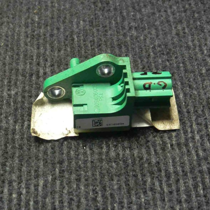 Senzor de impact dreapta spate VW PASSAT Variant B6 3C5 2006 OEM: 3C0909606 | 2051092