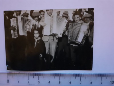 Fotografie cu 3 bărbați c&amp;acirc;nt&amp;acirc;nd la acordeon foto