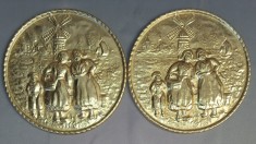 Set două plăci decorative pentru perete, &icirc;n relief, din alamă, Anglia