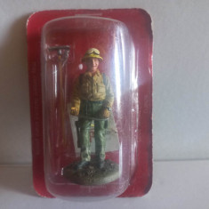 Figurina plumb - Pompier forester tenue de feu USA 2001 - 1:32