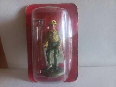 Figurina plumb - Pompier forester tenue de feu USA 2001 - 1:32 foto