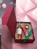 Set cadou Vin Amornero Puglia Rosato, Crema de br&acirc;nză Torta Extremena si Praline Belgiene Bruyerre in Cutie Cadou Premium