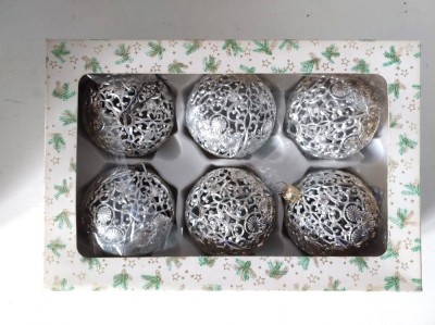Lot 6 globuri vechi vintage Made in Germany, plastic, argintii, Craciun, cca 8cm diametru foto
