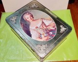 F955-SUCHARD Confiserie Pralinen- Cutie ciocolata veche metal stare buna.
