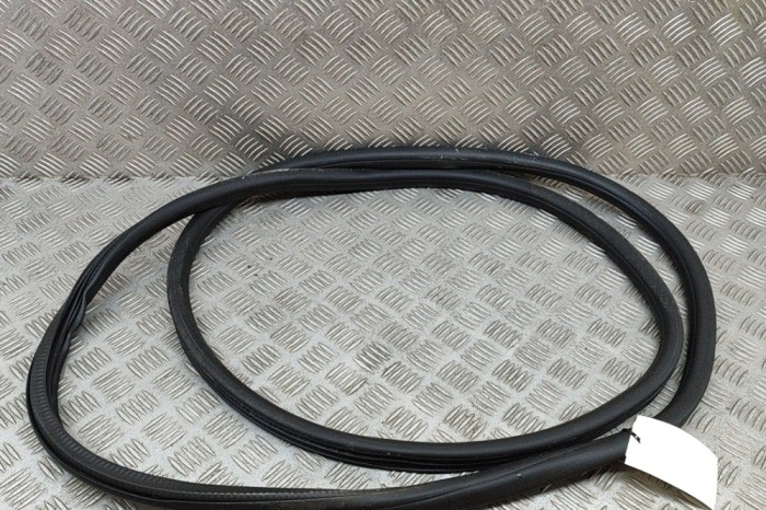 Garnitura ușă dreapta față VW TOUAREG 7P5 2016 OEM: 7P0867365H | 27586339