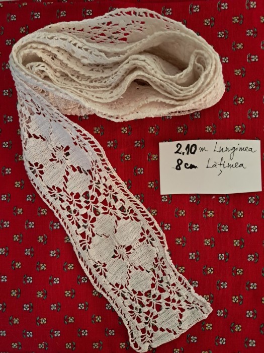 Dantelă crosetata manual