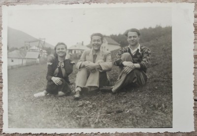 Tineri pe un deal, Romania interbelica// fotografie foto