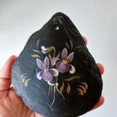 Pictura pe piatra, flori, obiect decorativ artistic, manual, 12x10cm