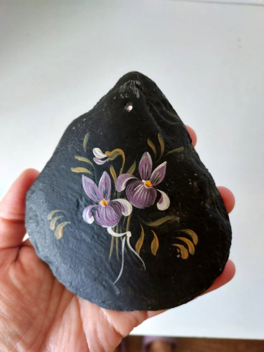 Pictura pe piatra, flori, obiect decorativ artistic, manual, 12x10cm