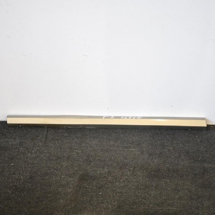 Bandou inferior ușă st&acirc;nga față VOLVO V70 III BW 2008 OEM: 39851234 3684539