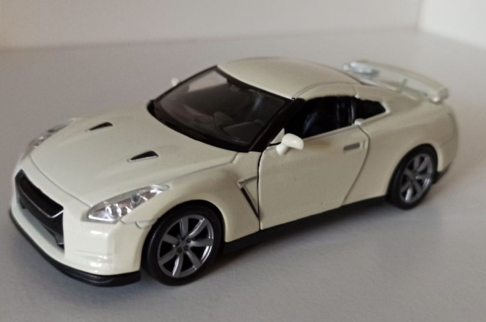 Macheta Nissan GT-R R35 alb/crem - Welly 1/36