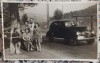 Cuplu langa sosea, automobil de epoca// foto tip CP M. Bilinski, Romania 1900 - 1950, Portrete
