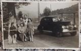 Cuplu langa sosea, automobil de epoca// foto tip CP M. Bilinski, Romania 1900 - 1950, Portrete