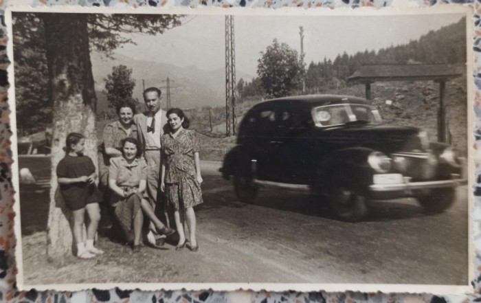 Cuplu langa sosea, automobil de epoca// foto tip CP M. Bilinski