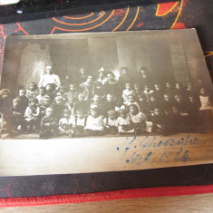 serbare sf gheorghe an 1924 grup mare de copiii cu educatoare dim 17x12cm f1