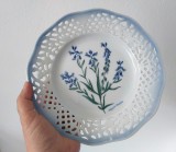 Farfurie decorativa portelan cu decor cobalt si margine dantelata, BAVARIA, Germania Schumann Arzberg Tradition, Design Kaj Beckman, Botanica
