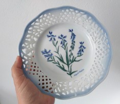 Farfurie decorativa portelan cu decor cobalt si margine dantelata, BAVARIA, Germania Schumann Arzberg Tradition, Design Kaj Beckman, Botanica