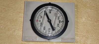 Busola vintage pt . colectionari pt. uz didactic dimensiuni in poze diametrul la cadran 5 cm foto