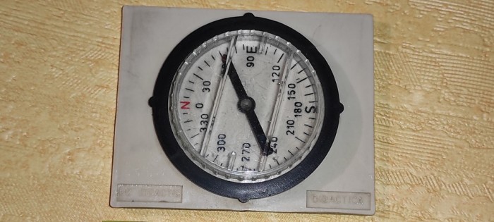 Busola vintage pt . colectionari pt. uz didactic dimensiuni in poze diametrul la cadran 5 cm