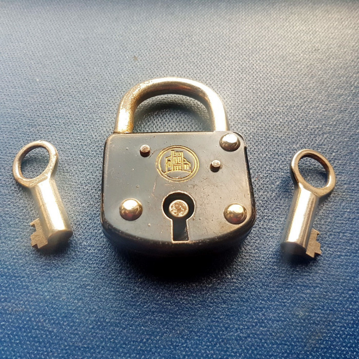 E839-Lacat vechi cu 2 chei functional metal stare buna. Marimi: 7/ 4.5 cm.