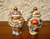 2 VASE CU CAPAC DIN PORTELAN CHINEZESC, DECORATE MANUAL H11cm