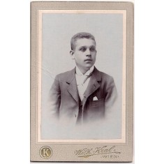 Fotografie tip CDV - perioada interbelica, reprezentand un barbat