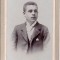 Fotografie tip CDV - perioada interbelica, reprezentand un barbat