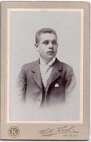 Fotografie tip CDV - perioada interbelica, reprezentand un barbat