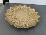 Splendidă fructiera veche din alamă masivă,motiv floral,diametrul 19 cm,stare perfectă,de colecție/decor