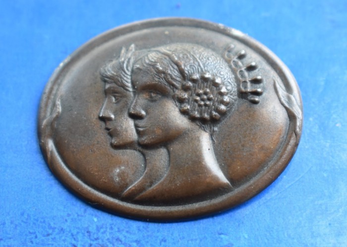 Brosa veche Art Nouveau - Profilul a doua femei - foita de cupru - cca.1900