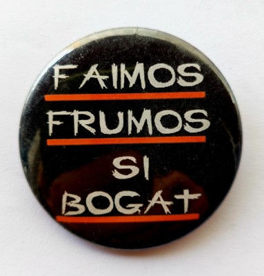 Insigna metalica Faimos Frumos si Bogat + foto