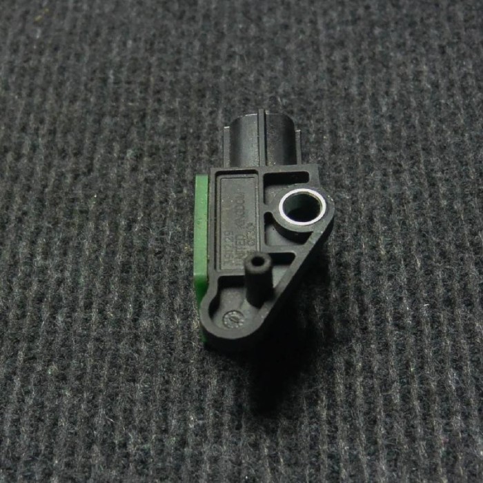 Senzor de impact dreapta spate VW PASSAT Variant B7 365 2012 OEM: 391229 2051170