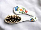 Set Perie Păr și Oglindă Handmade, Motiv Floral Tradițional Rom&acirc;nesc, Pictat Manual, Cadou Femei