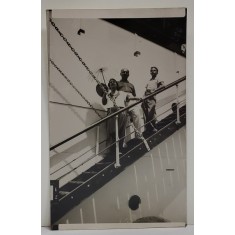 FAMILIE PE SCARILE UNEI NAVE , FOTOGRAFIE , INTERBELICA