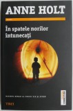 In spatele norilor intunecati &ndash; Anne Holt