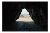 Tablou Canvas, "Priveliște marină din grotă &icirc;ntunecată", Cavernă, Plajă, Nisip, Mare, Umbre, Lumină, Rocă, Ocean, Ieșire, Natură, 39 x 26 cm, CMCLASS
